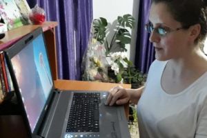 Covid-19 forţează cadrele didactice să predea online