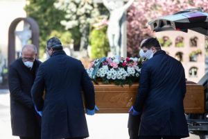 Cum se predau cadravrele rudelor şi cum se înmormântează cei răpuşi de virus. Protocolul în caz de deces al unui pacient infectat cu COVID, publicat de Ministerul Sănătăţii