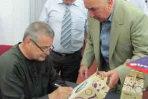 Dinescu, haz de necaz: Trebuia plantat în curţile bisericilor sparanghel, iar de Înviere să-l culegem…