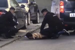Tânără atacată pe stradă de un individ care i-a furat banii, la Timişoara. Agresorul l-a ameninţat pe iubitul fetei cu un pistol