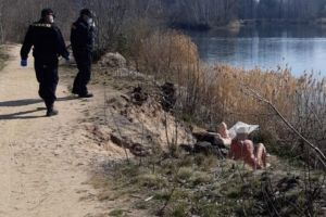 Hainele nu contează, dar masca e OBLIGATORIE! Un grup de nudişti cehi, care nu respectau legea, avertizaţi de poliţişti