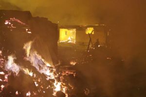 Incendiu violent in judetul Bistrita-Nasaud. Patru gospodarii, afectate. Pompierii si voluntarii se lupta cu flacarile (video) 