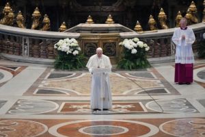 Papa Francisc a cerut, în mesajul său de Paşte, anularea datoriilor ţărilor sărace şi încetarea conflictelor în lume