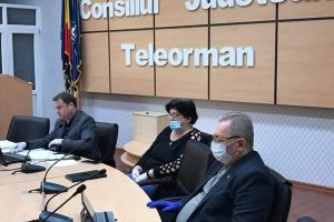 COVID-19 a întrunit aleşii judeţeni în şedinţă/ Achiziţionarea de servicii hoteliere pentru medici şi alocarea de bani pentru unităţile medicale