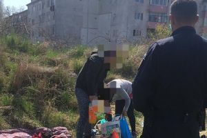 Două persoane care îşi făcuseră tabără în zona căii ferate de pe Colibiţei, amendate de jandarmi