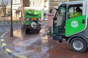 Două utilaje pentru spălarea şi dezinfectarea trotuarelor şi a străzilor înguste ...