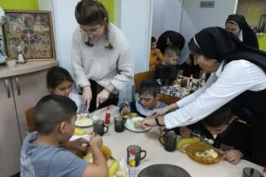 Centrul „Maria Ward” din Rădăuţi mai are mâncare pentru copii pentru o săptămână