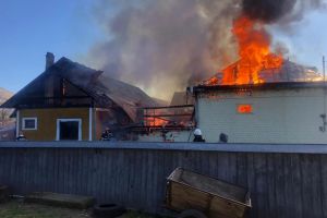 Un incendiu pornit de la o lumânare a distrus două case, două maşini şi multe alte bunuri