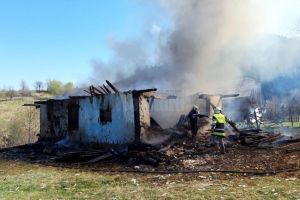 Trei incendii în doar 24 de ore, cauzate de focuri făcute pentru arderea gunoaielor şi ...