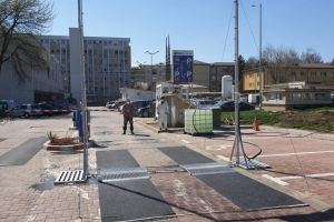 Instalaţie de dezinfectare a maşinilor, montată de Universitate în curtea Spitalului Judeţean