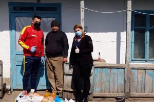 FOTO Povestea botoşăneanului care se plângea că nu are unde munci şi a rămas fără mâncare. Este omul care s-a oferit să repare gratis casa unui localnic care a luat foc