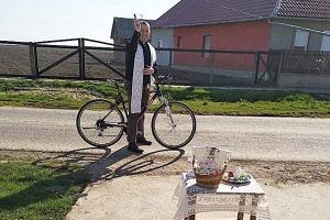 FOTO. Paştele în vremea coronavirusului. Bucate sfinţite de pe bicicletă, în judeţul Satu Mare