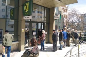 FOTO Cozi interminabile la bancă. Zeci de pensionari din Botoşani stau la rând să-şi scoată pensiile