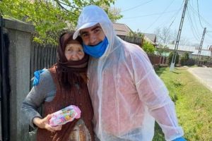 Iresponsabil: Un primar din Giurgiu s-a îmbrăţişat cu bătrânii cărora le-a dus alimente (FOTO)