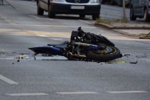 Motociclist rănit după o coliziunea cu un autoturism pe o stradă din Odorheiu Secuiesc