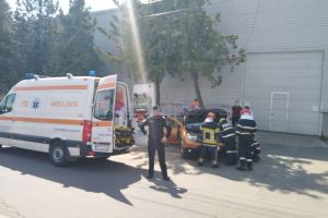 FOTO & VIDEO Accident cu două maşini la Botoşani! O femeie a rămas blocată în autoturism