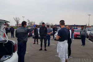 Bulibăşeală cu repatriaţi, în parcarea ERA: Bihoreni care vor să „fenteze” carantina şi cetăţeni din alte judeţe care pretind să plece neescortaţi unde vor (FOTO / VIDEO)