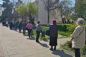 FOTO! Zeci de botoşăneni stau la rând pentru a-şi plăti factura la UPC. Coada se întinde până aproape de Pietonal