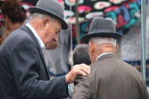 Pensionarii fără aparţinători primesc alimente de la Primăria Botoşani, pe perioada epidemiei. Ce conţine pachetul