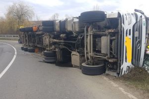 TIR răsturnat la ieşire din Topliţa spre Borsec