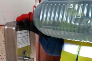 Dispensere pentru dezinfecţia mâinilor, preşuri şi substanţe dezinfectante asigurate de primărie pentru toate scările de bloc din Botoşani