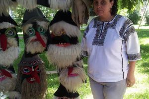 Fără târguri şi expoziţii, meşterii populari continuă să-şi promoveze munca în mediul ...