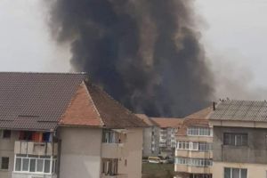 FOTO: Nor uriaş de fum negru la Mârşa – Intervin de urgenţă pompierii