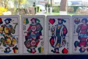 Filcăii cărţilor de joc, nostalgia vremurilor trecute