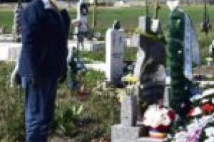 VIDEO. Ministrul Vela, cu inima sfâşiată! A dus cu elicopterul o coroană de flori la mormântul asistentei de la Măureni!