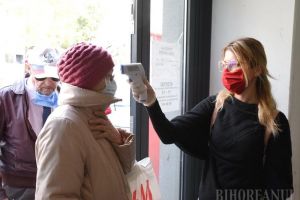 Măsuri anti-coronavirus, în Oradea: Comercianţii şi cumpărătorii sunt testaţi cu termometrul la intrarea în pieţe (FOTO)