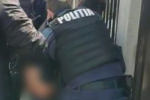 Baimarean încătuşat de poliţişti, în stradă. Bărbtaul avea mandat de aducere la Parchetul de pe lângă Judecătoria Baia Mare. VEZI aici, foto