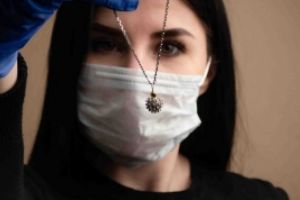 Dermatologii din Franţa anunţă noi simtome care TRĂDEAZĂ infecţia cu COVID -19 la asimptomatici
