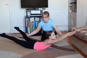 VIDEO: Exerciţii de sport de făcut în casă, cu Mihaela şi Ana Sandor