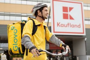 Serviciul de livrare rapidă Glovo este disponibil şi în Alba Iulia. Începând de azi, albaiulienii se pot aproviziona de la Kaufland, prin aplicaţie