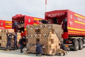 FOTO: 100.000 de combinezoane de protecţie, aduse în România!