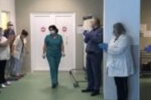 Pacientă diagnosticată cu COVID-19, operată în zona roşie a Spitalului Judeţean din Timişoara! Medicii, întâmpinaţi cu aplauze!