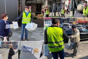 FOTO| „Împreună alături de bunicii oraşului Alba Iulia” – 150 de pachete cu dezinfectant, săpun, manuşi şi măşti au fost împărţite de Rotary Club vârstnicilor din municipiu