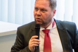 Cum să muţi Mass Media din „stânga” sau ”dreapta” înspre o direcţie care nu conduce niciunde?