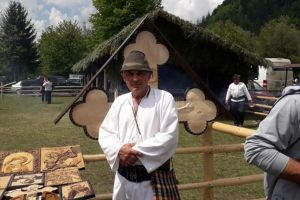 Fără târguri şi expoziţii, meşterii populari continuă să-şi promoveze munca în mediul ...