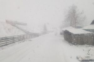 Circulaţie în condiţii de iarnă veritabilă, în zonele înalte ale judeţului