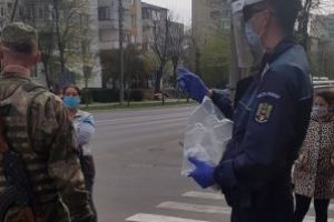 Gest de omenie în Baia Mare: Bătrân de 75 de ani, ajutat de un poliţist să ajungă în siguranţă acasă