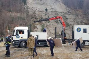 Locuitorii din Azuga afectati de alunecarea de teren, pusi sa locuiasca in CONTAINERE