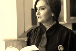Adriana Stoicescu: „Ţară a nimănui, România moare puţin cate puţin, iar învierea ei pare tot mai departe”