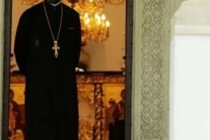 Un preot şi un dascăl, diagnosticaţi cu COVID, au mers din casă în casă să-i spovedească pe localnici