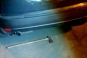 Tânăr ameninţat cu toporul de un prieten, la Timişoara