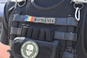 Scandaluri aplanate de poliţişti în comuna Plăieşii de Jos. Unii au ajuns la spital tăiaţi cu briceagul