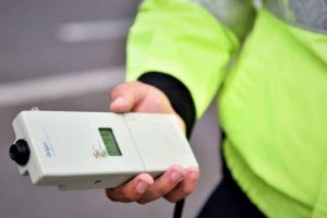 Minor băut şi fără permis prins de poliţişti la volan