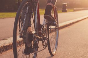 Un biciclist a murit cu capul zdrobit pe un drum comunal. Căzuse de pe bicicletă şi a fost lovit de o maşină