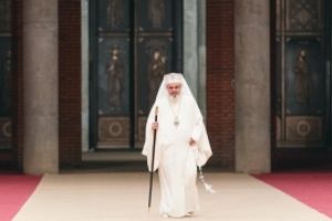 SURSE Românii SE POT duce la biserici, ca să ia Paşti: Lumina va fi adusă de voluntari, alături de poliţie