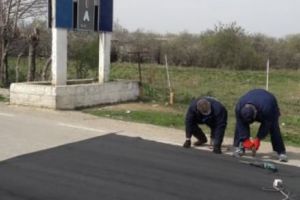Primăria Suraia luptă cu COVID-ul din stradă. Covoraşe cu dezinfectant montate la intrare în comună